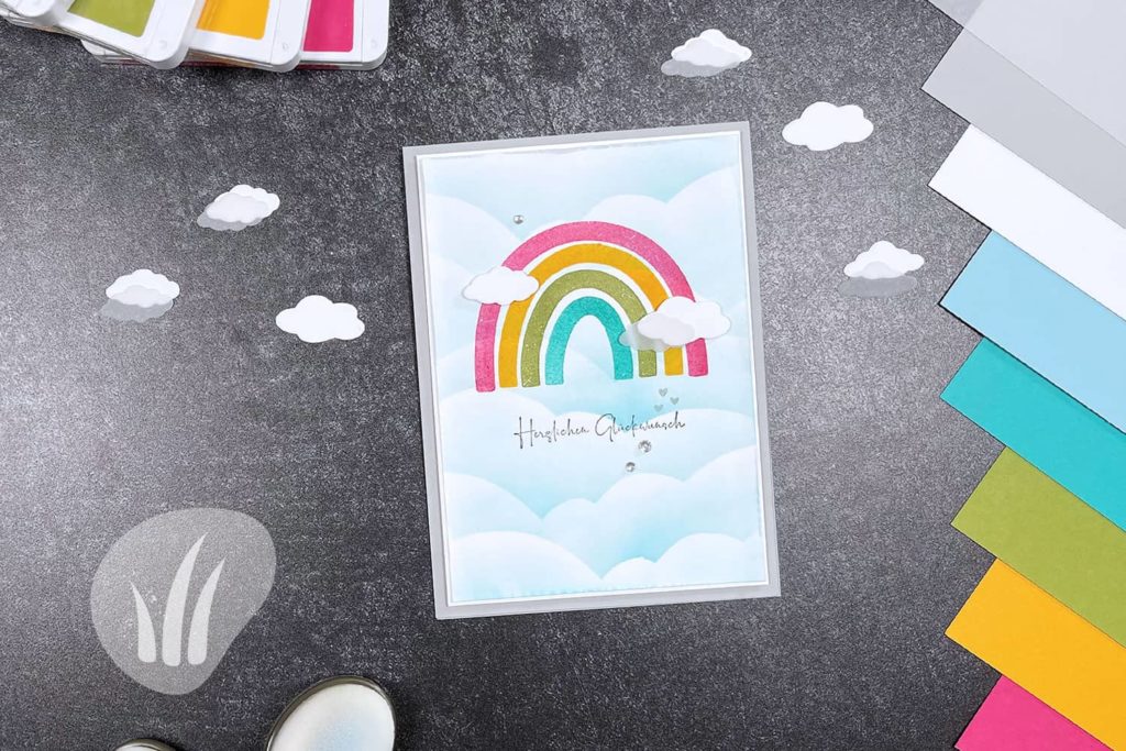 Geburtstagskarte: Wolkenhintergrund & Regenbogen