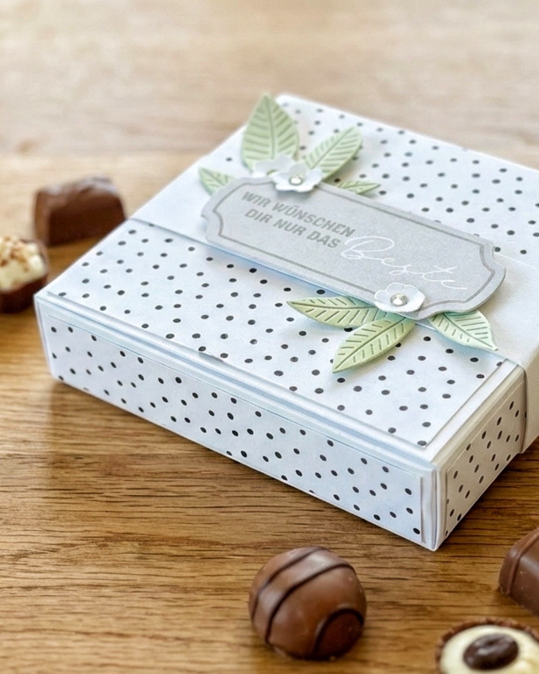 Mini-Geschenkbox liegend mit Banderole, Spruch-Etikett und Pralinen