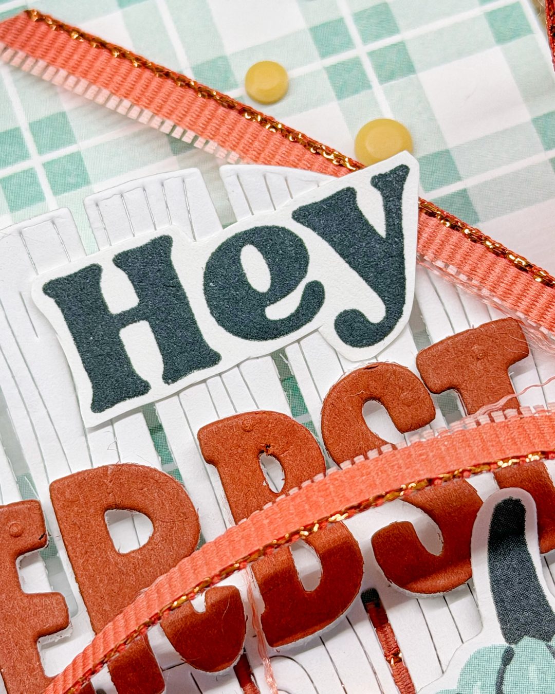 Nahaufnahme der Titelseite: „Hey“ in Tiefseeblau über den Terrakotta-Buchstaben HERBST, quer darüber das ausgefranste Calypso-Band