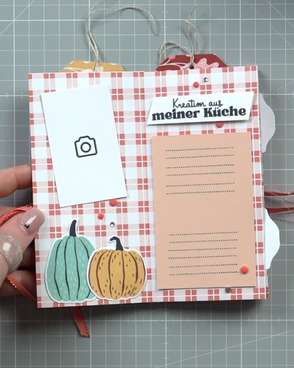 Aufgeklappte Innenseite des Mini-Albums mit Fotoplatzhalter, zwei Kürbissen und Journaling-Feld „Kreation aus meiner Küche“