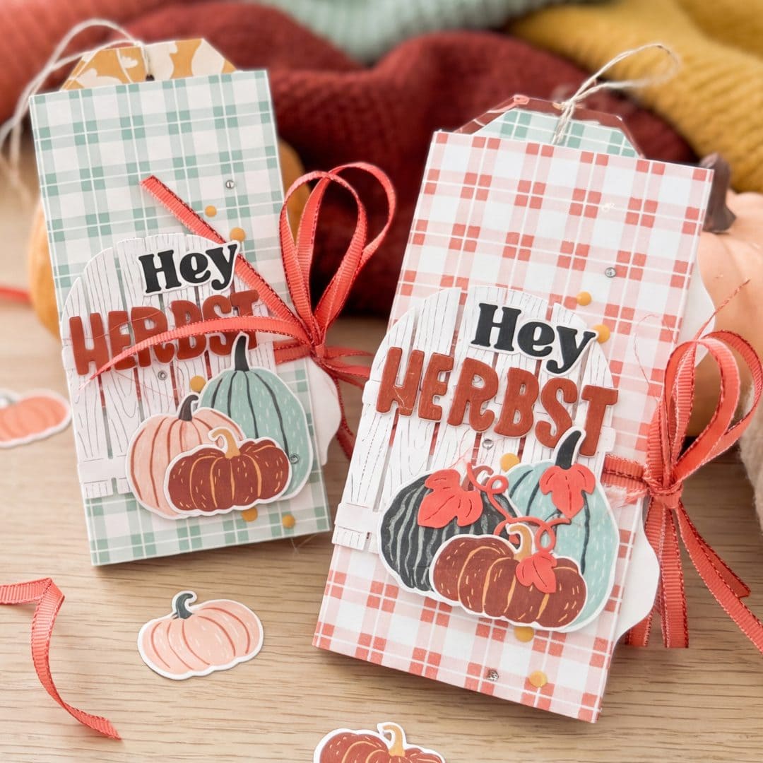 Mini-Album basteln: zwei Herbstalben „Hey Herbst“ mit Gartentor, Kürbissen und Schleife